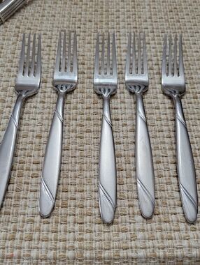 Oneida Risotto Stainless Steel Dinner Forks in Silver Tone (Set of 5)